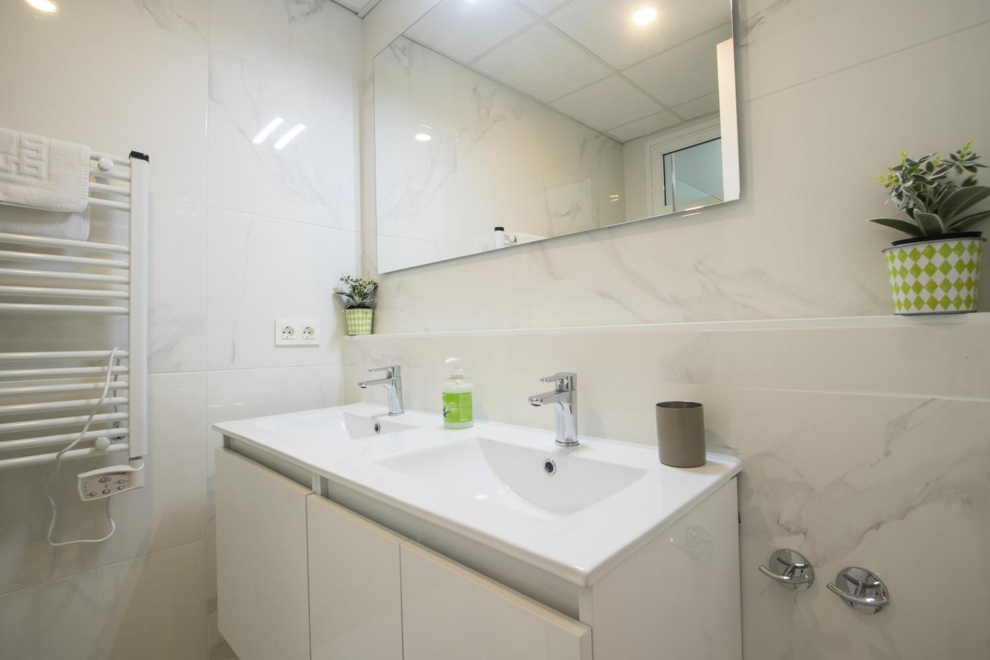 4 Bedroom/3 Baths W/ Ac In Near Beach! Alicante Esterno foto
